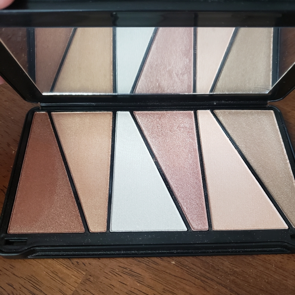 Revolution Shook Highlighter palette!